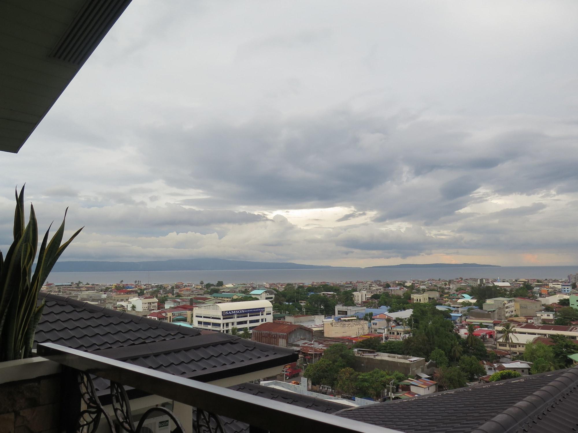 The Pinnacle Hotel And Suites Davao Exterior photo