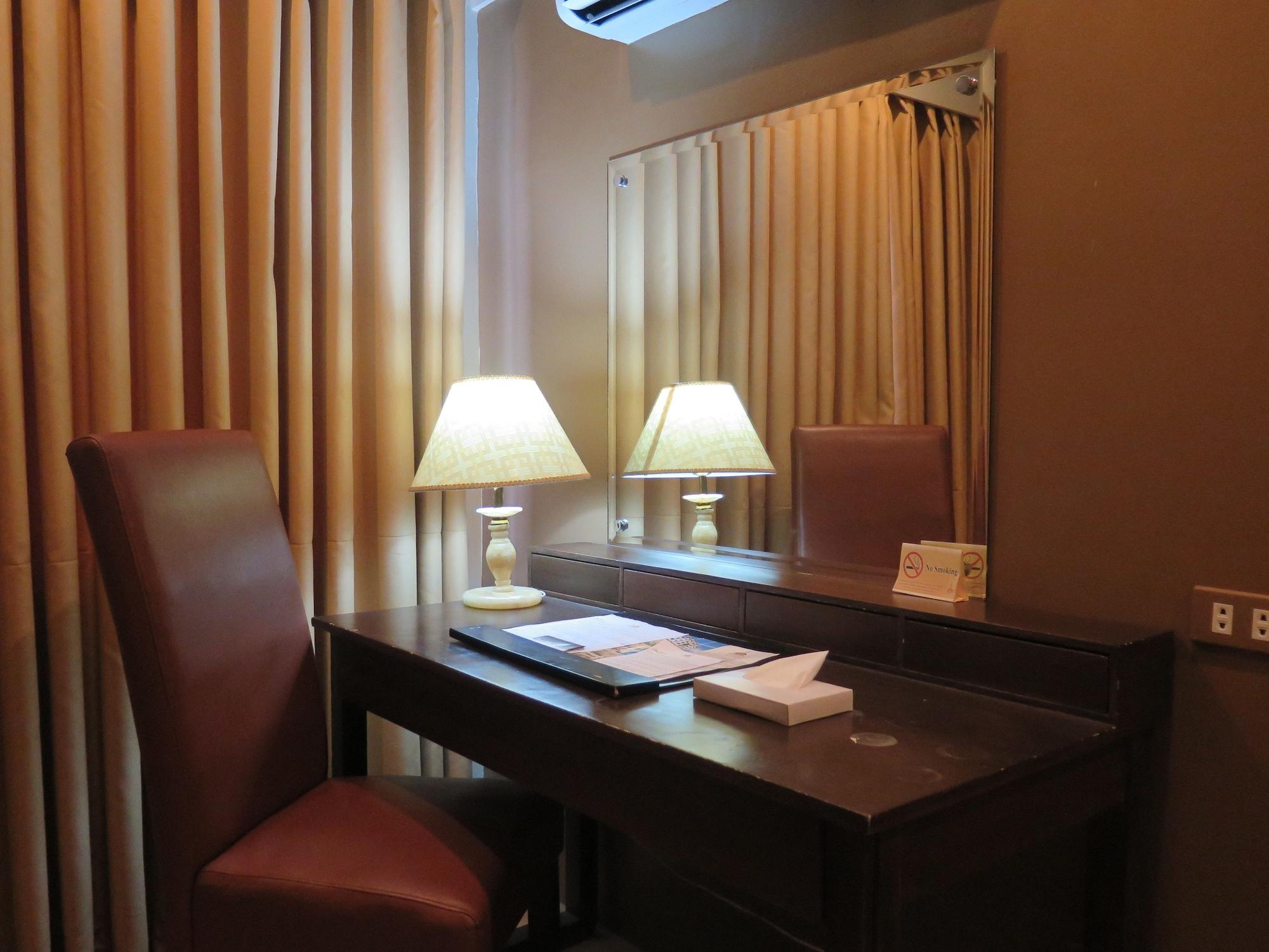 The Pinnacle Hotel And Suites Davao Exterior photo