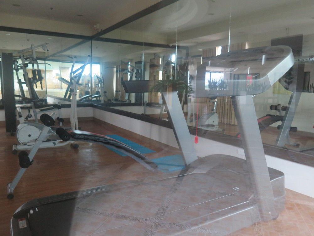 The Pinnacle Hotel And Suites Davao Exterior photo